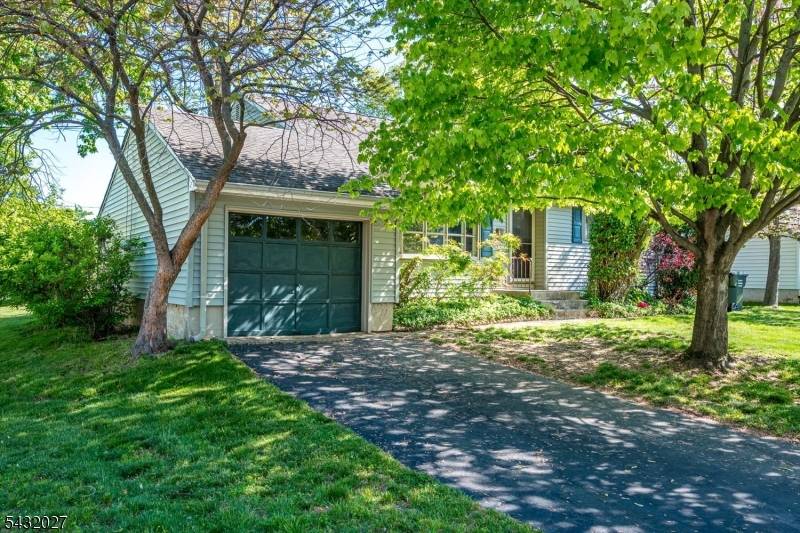 Welcome to this charming home in the heart of Colonia !