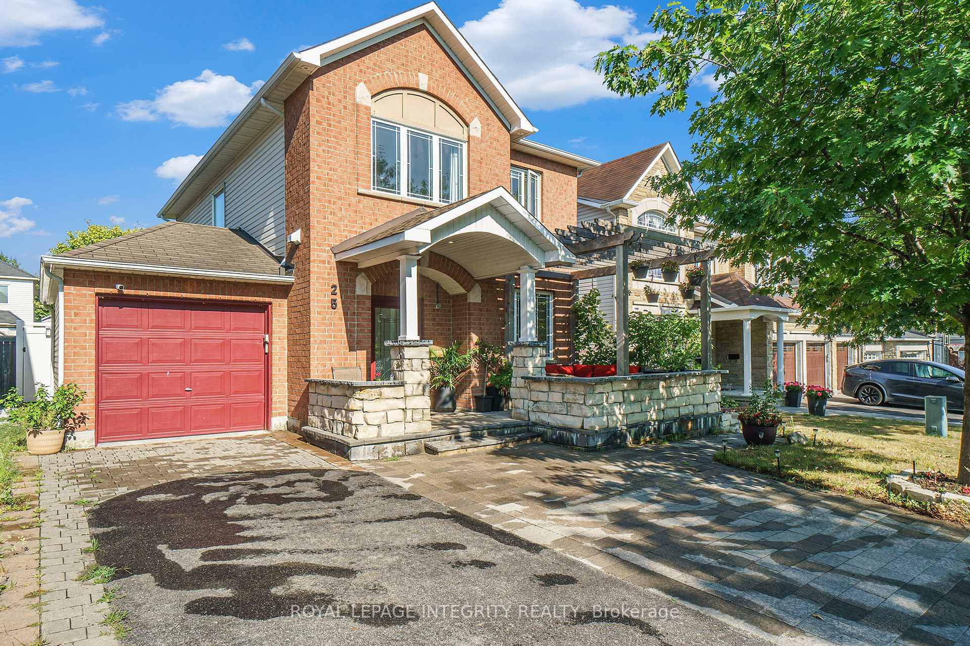 Your Dream Home Awaits in Barrhaven !