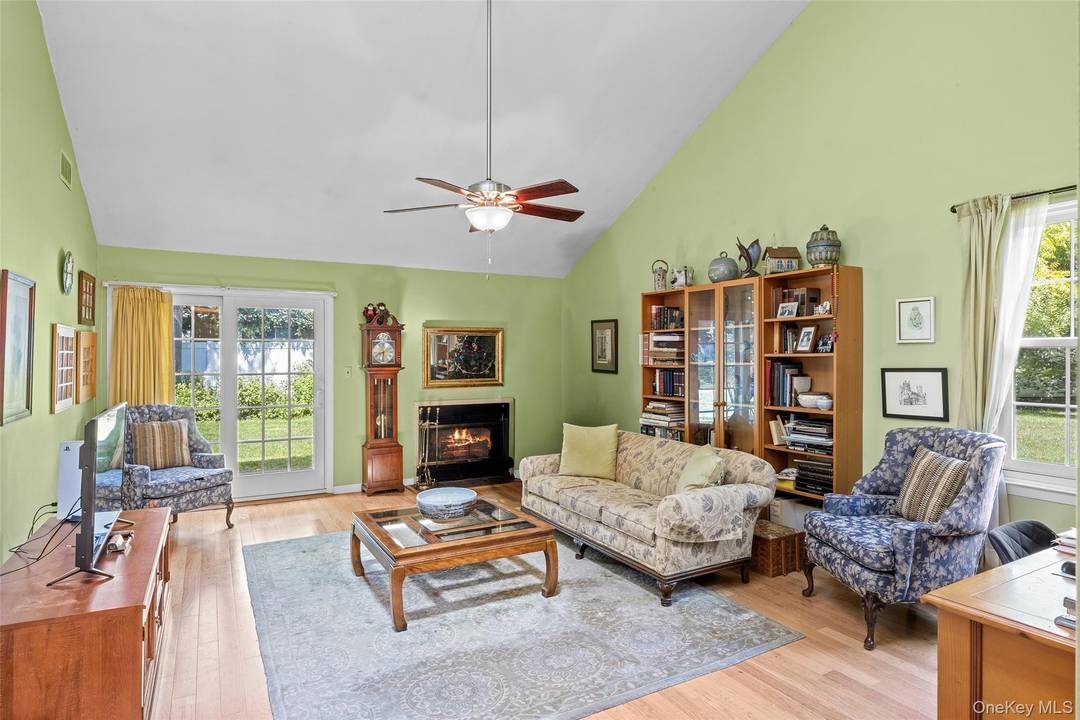 Spacious Maintained End Unit located in the desirable Emerald Woods, EIK w wood cabinets and Stainless Steel Appls, Formal Dnrm, and Den w Sliders to private yard, Primary Suite on ...