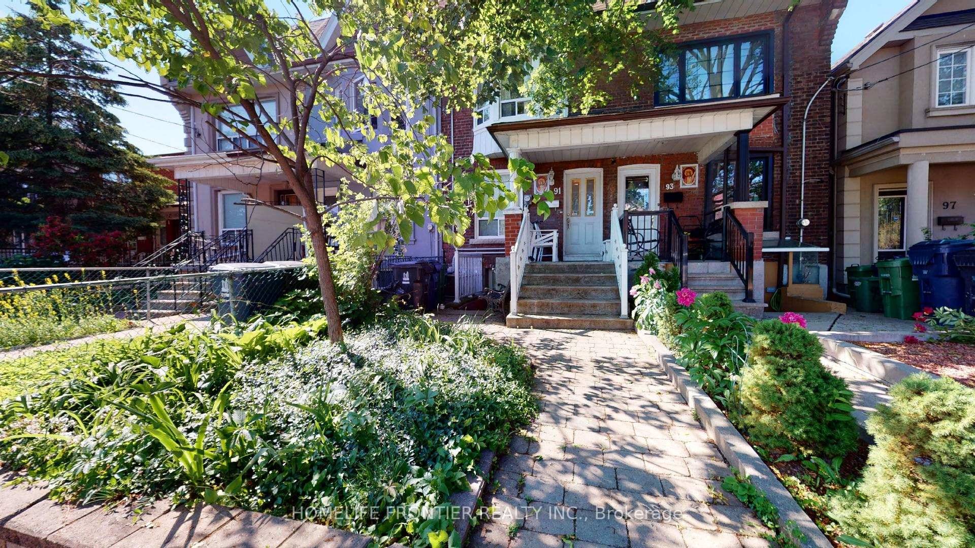 NO LAUNDRY ON SITE No Parking included with rent, however street parking is available Bright and Charming 2 Bedroom Brick Home Near Wallace Emerson Community Centre This upper level unit ...