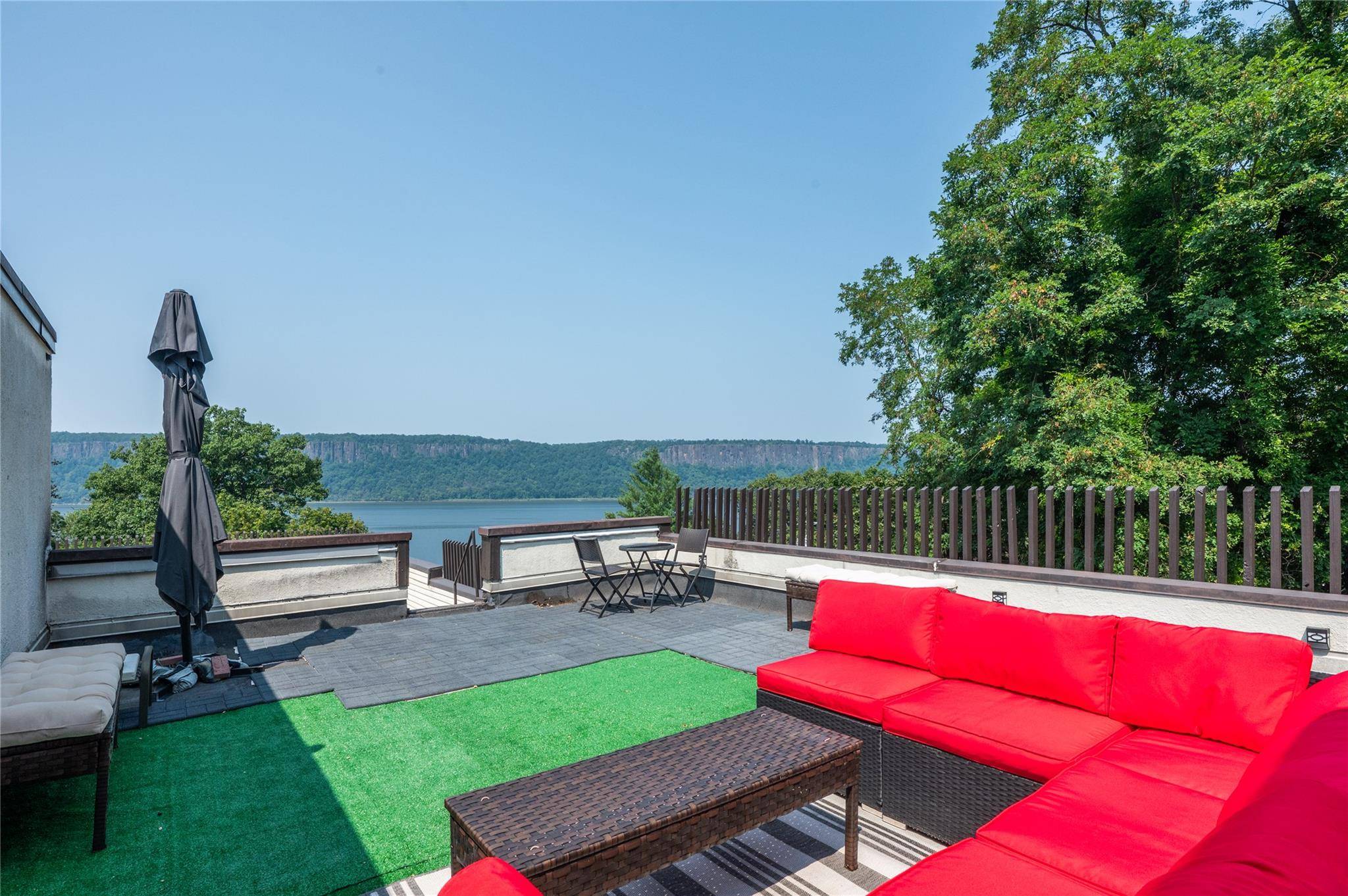 Begin each day with sweeping views of the Hudson River and the Palisades from your private rooftop deck ideal for savoring morning coffee or relaxing under the evening sky.