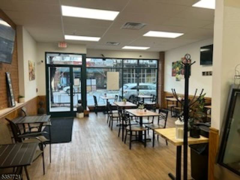UNBELIEVABLE 1600 SF RETAIL STORE, DOWNTOWN SOMERVILLE.