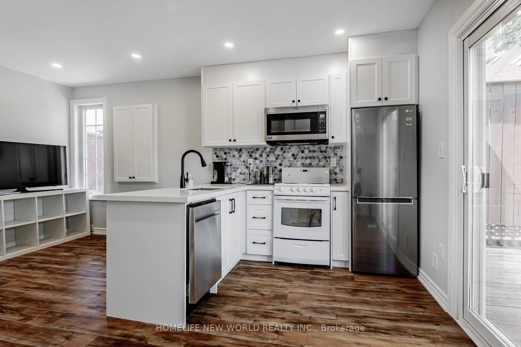 A dream home for young professionals in the prime Dovercourt location !