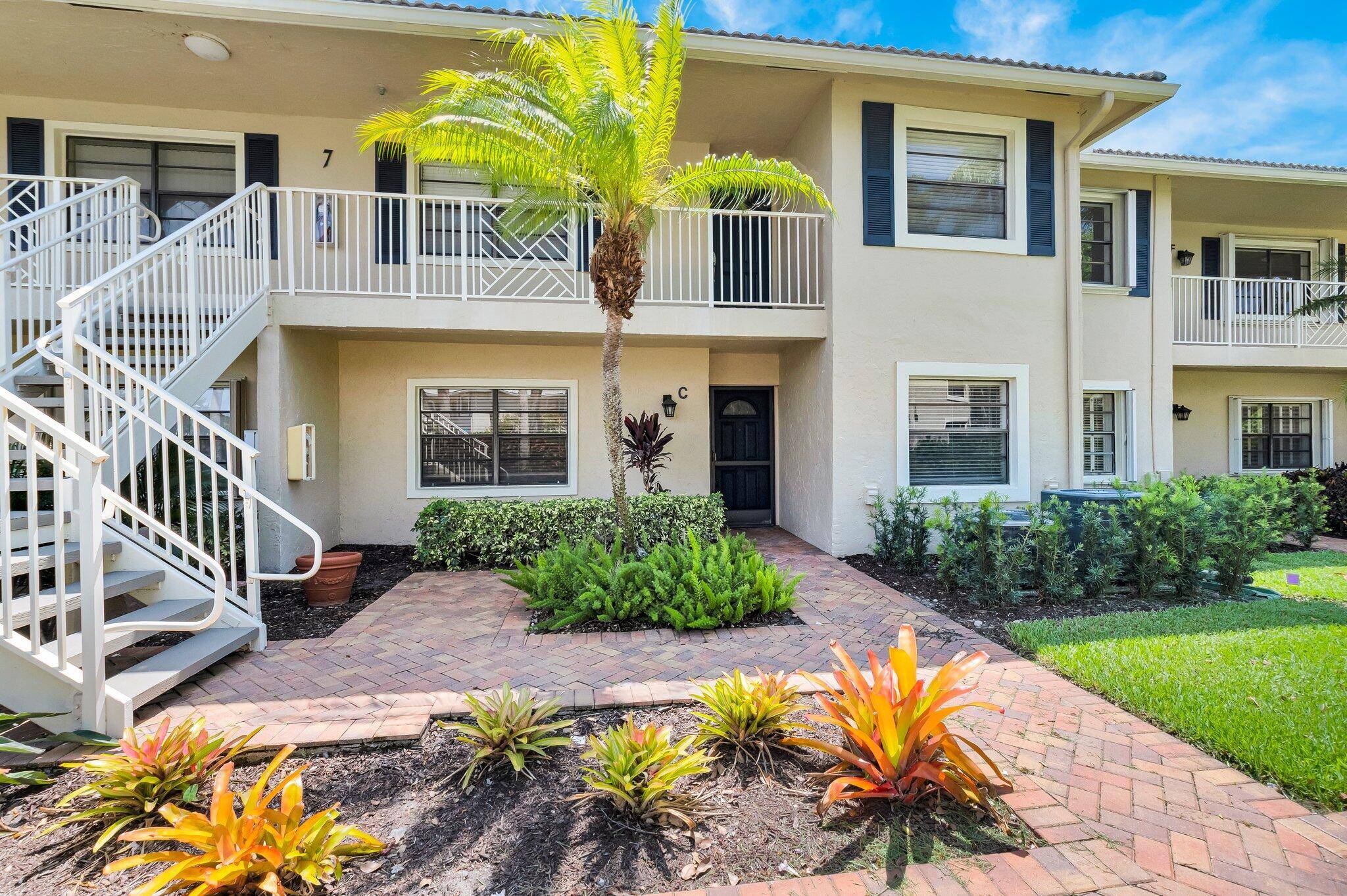 This first floor condo is just waiting for someone to come and make it their own.