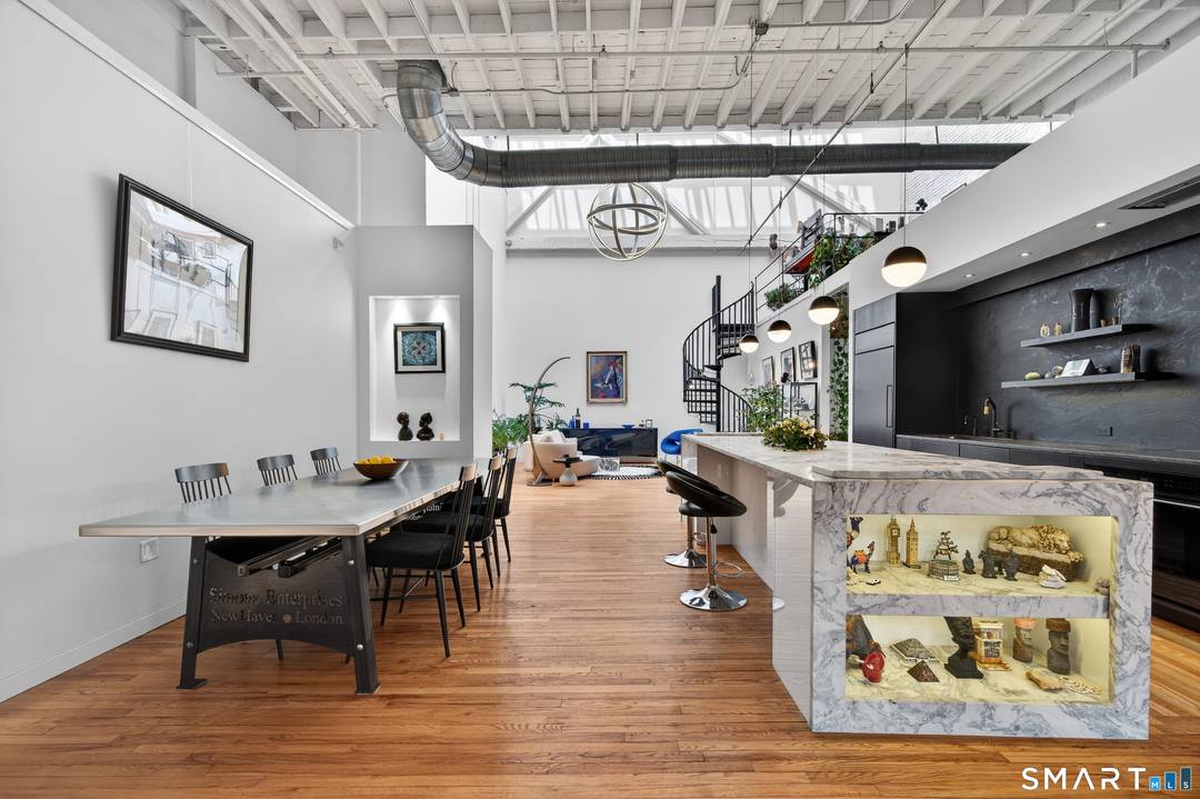 True luxury penthouse in the sought after Johnson Simons building in Downtown New Haven, steps from Yale, the hospital, and fantastic boutiques restaurants.