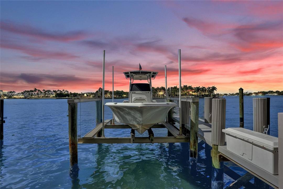 Command breathtaking views of both the Intracoastal and the Atlantic Ocean while enjoying your own private boat slip and lift.