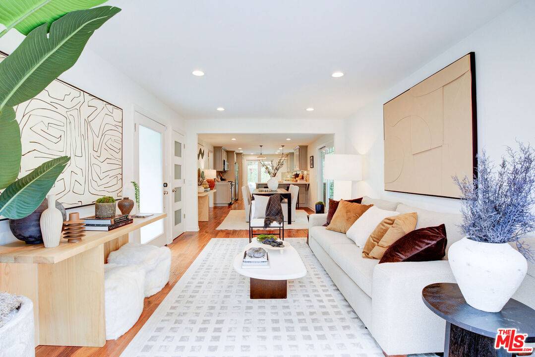 2575  N Beachwood Dr 3BR Hollywood Hills East La