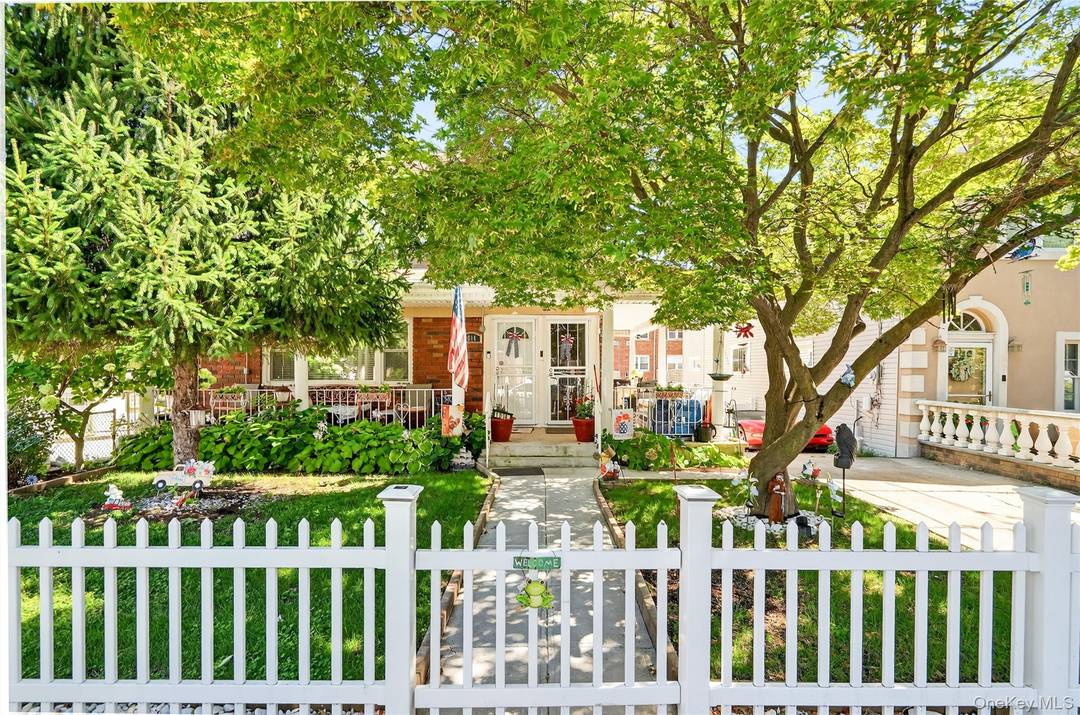 Welcome to 1514 Robertson Place, a beautifully renovated multi family residence located in the highly desirable Country Club section of the Bronx.