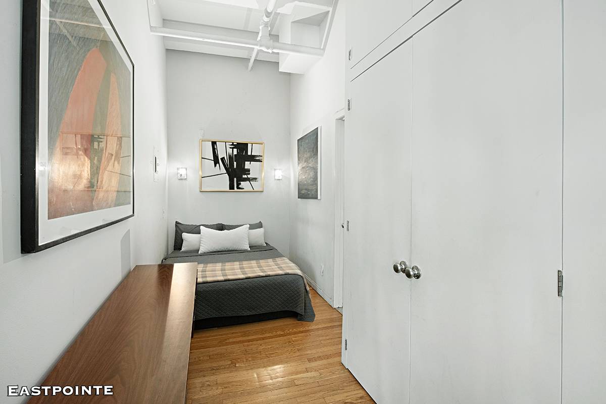 New to Market, Rarely Available Hudson Yards Loft Residence 6D is a stunning, spacious loft in the trendy Hudson Yards neighborhood of Manhattan.