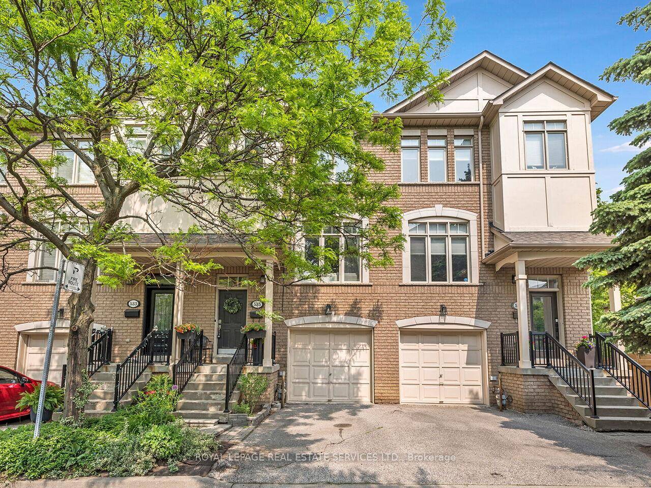 Beautiful townhome in Stonegate Queensway offering three bedrooms and four bathrooms.