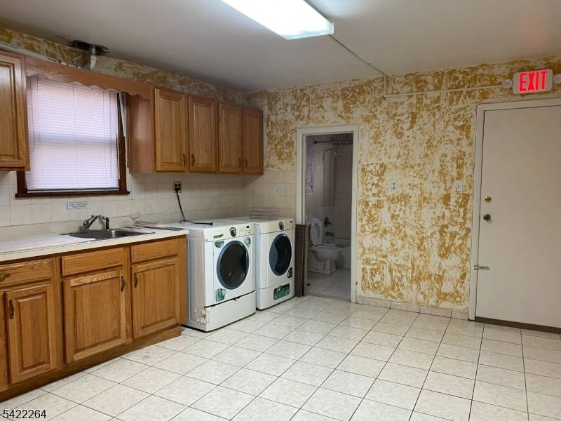 Spacious and well maintained 3 Units mixed use property with great cashflow, ideal for investors, but also for first time buyers, 9 bedrooms total, store in first floor, easy convertible ...