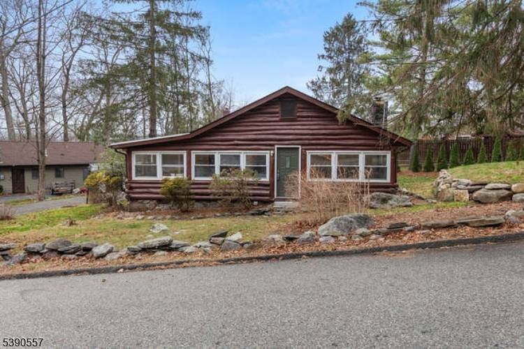 Pinecliff Lake 2 BR Log home with an open floor plan.