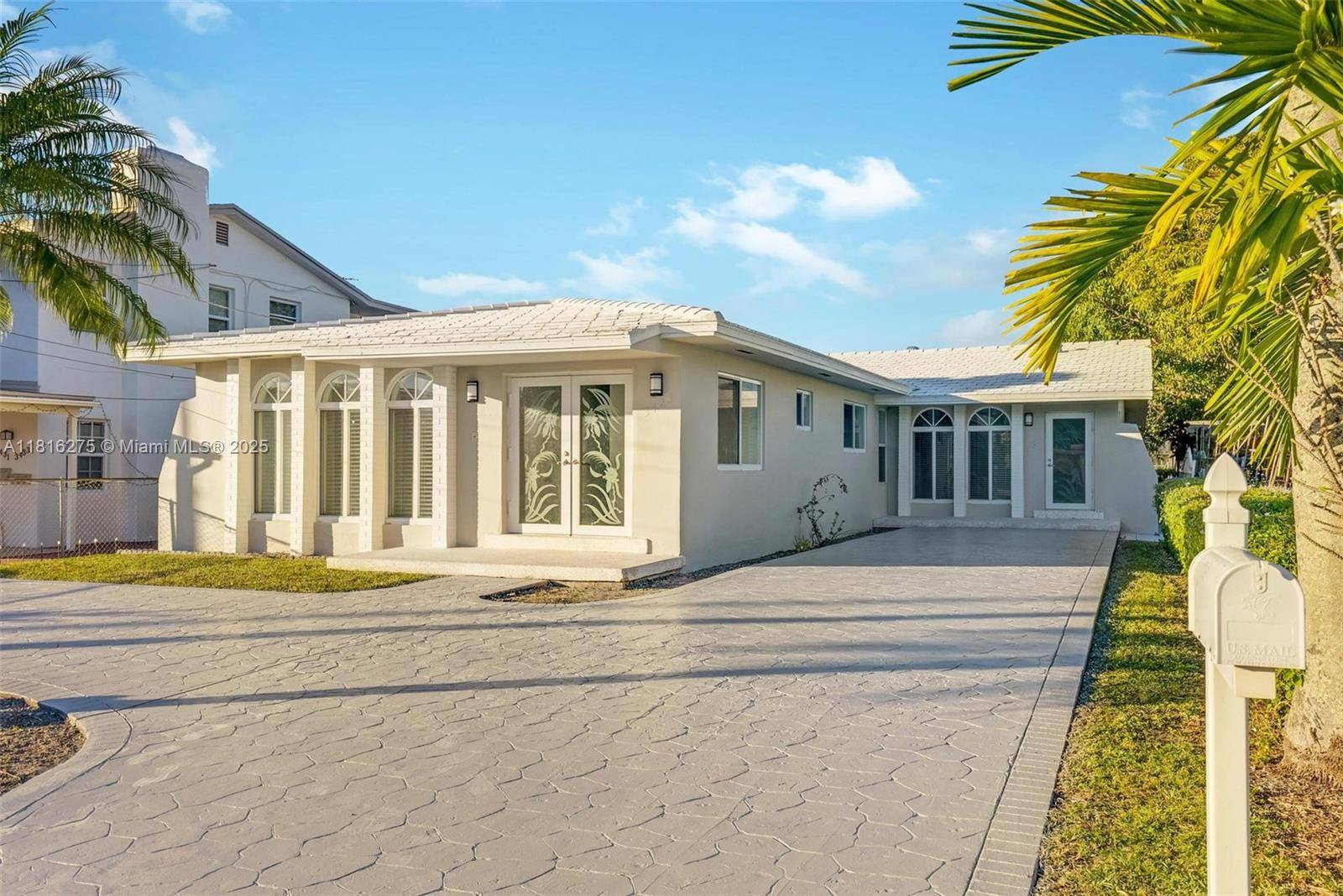 Spacious amp ; Light Filled 5 3 Duplex on great block near Coral Gables !
