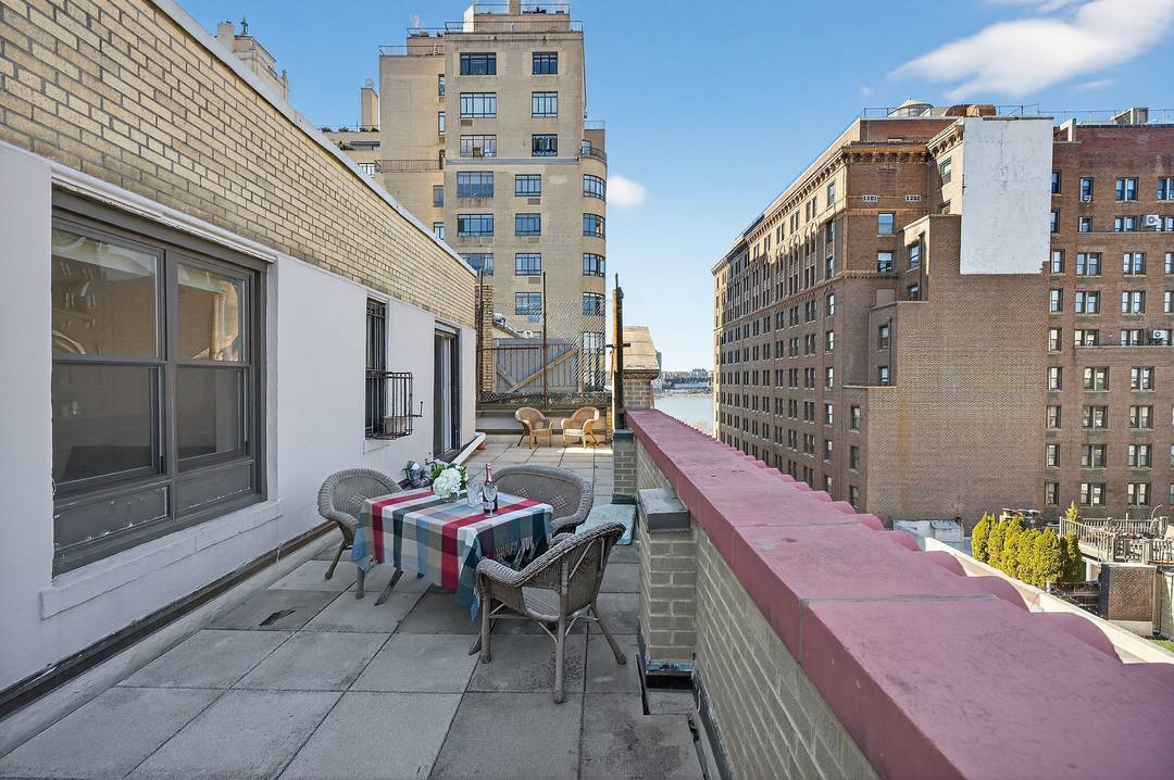 Perched atop a classic Upper West Side building on West 87th Street between West End Avenue and Riverside Drive, this beautifully renovated penthouse offers a rare combination of refined design, ...