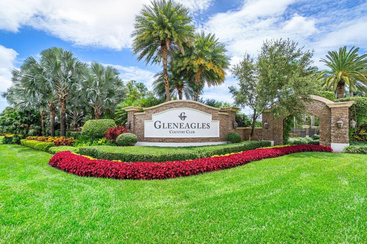 Your gateway to effortless country club living starts here.