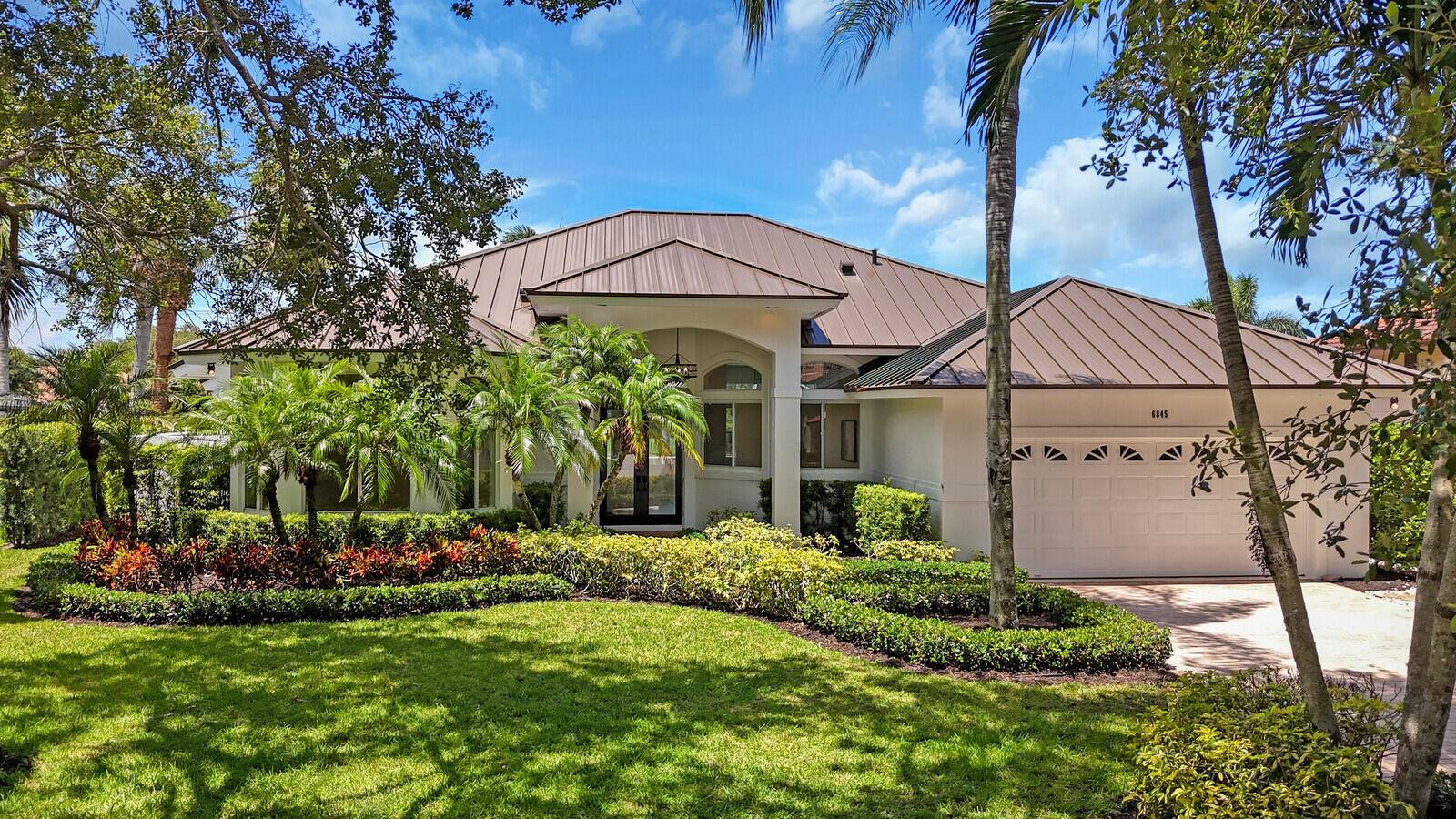 Completely Remodeled in 2025 w Designer Finishes, Brand New LG Appliances, Minka Aire Ceiling Fans Bronze Metal Roof !