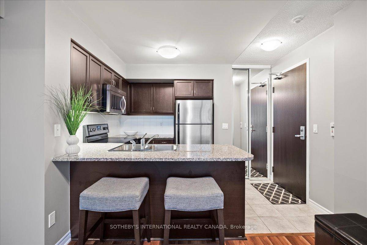 Experience the best of urban living in this furnished 1 bedroom study, 1 bathroom residence at 19 Grand Trunk Crescent.