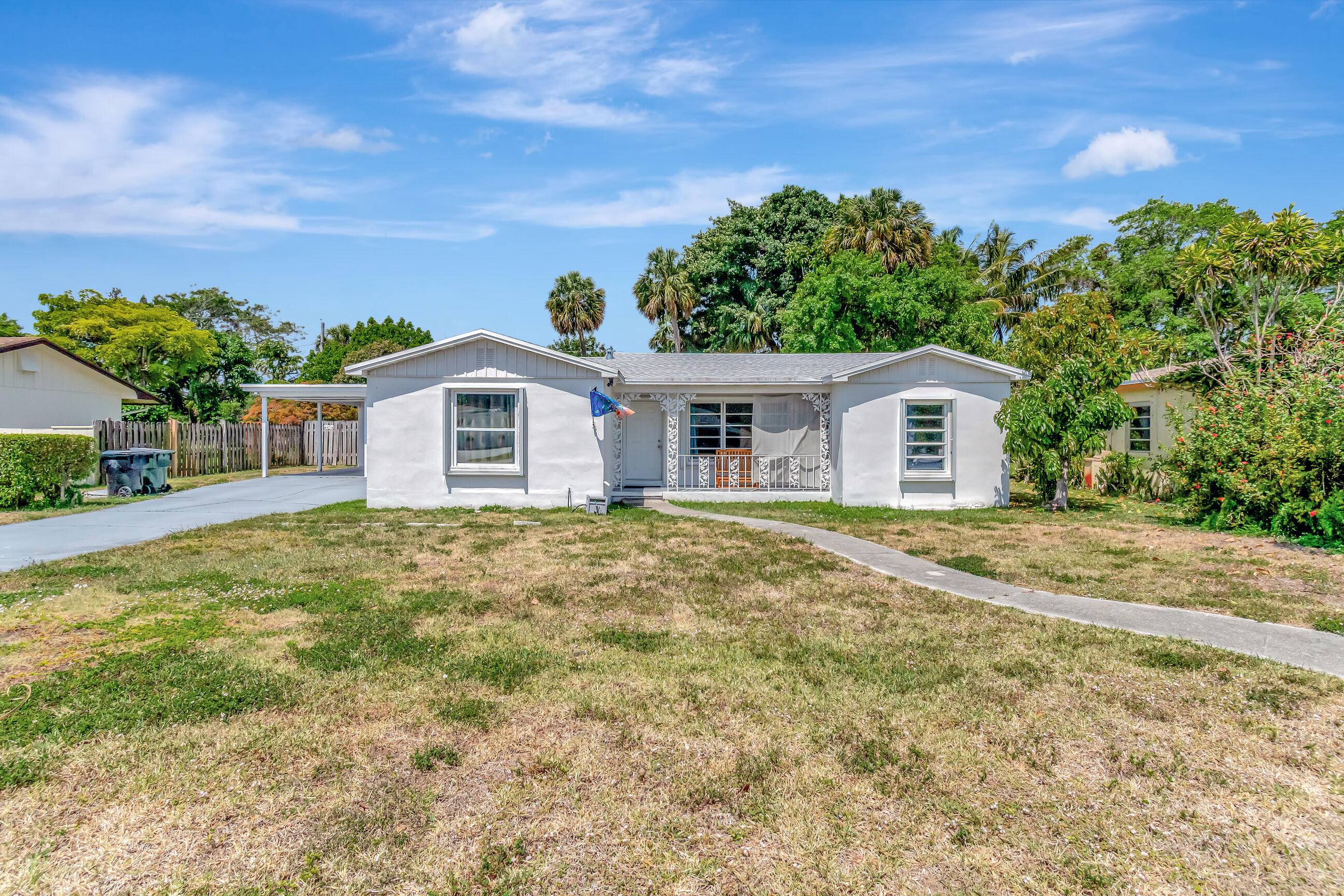 4 bedroom 2 bathroom Concrete Block home situated on an oversized 12, 200 SF lot ONLY 5 houses from beautiful Lake Osborne and NO HOA !