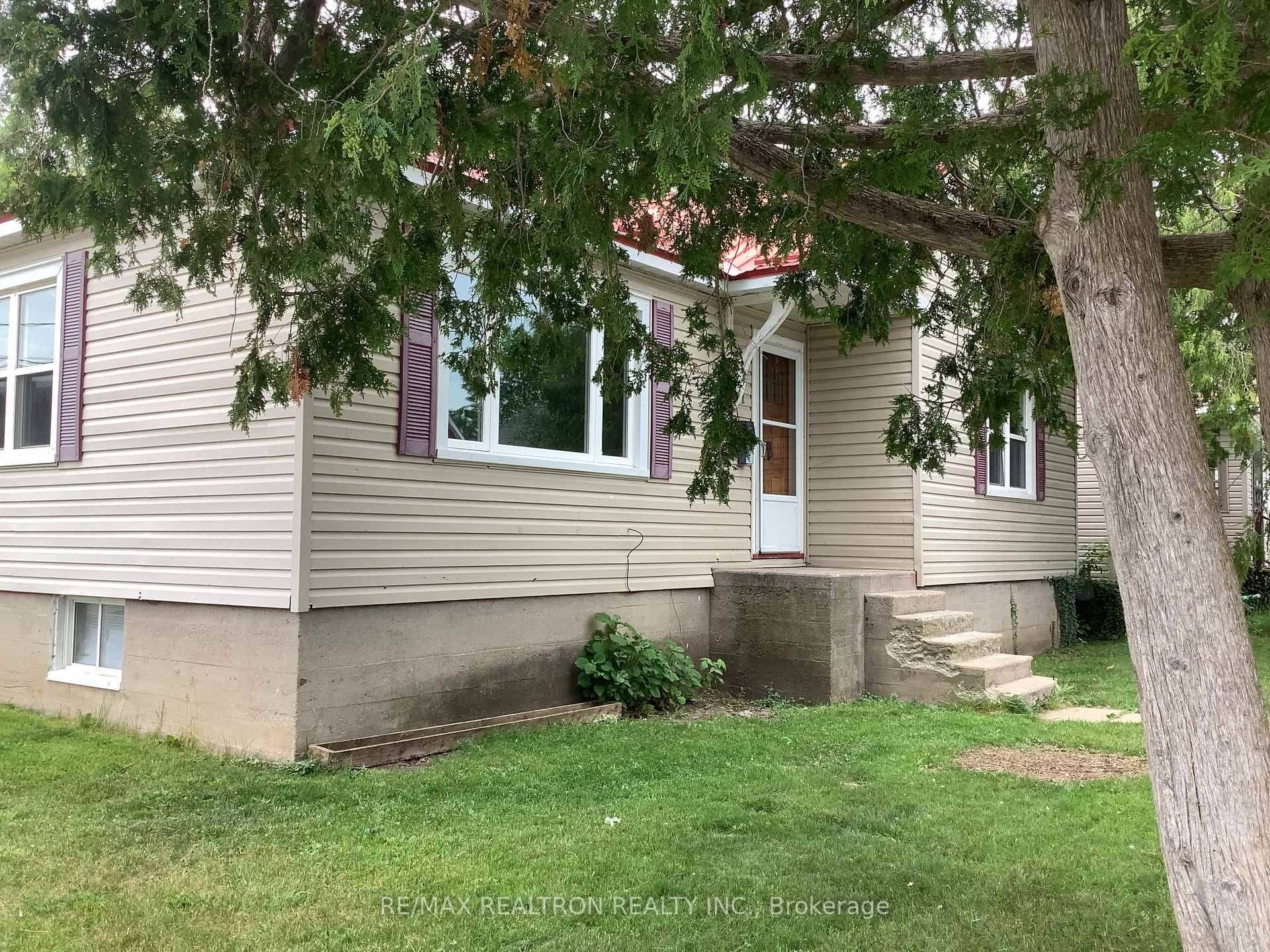 Wording attention, handyman, renovators excellent opportunity to turn this property into a duplex.