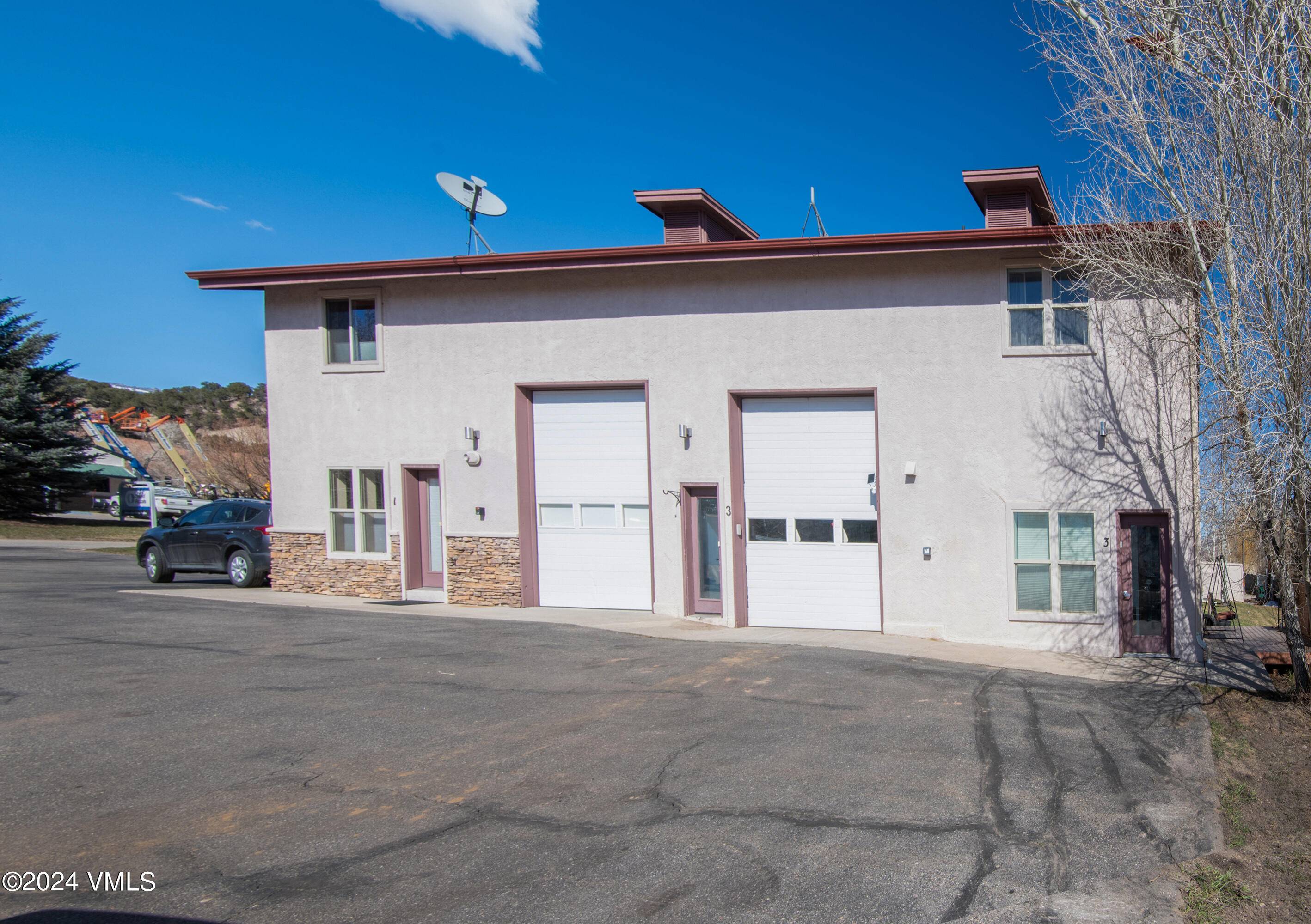 Commercial unit in Eagle perfect for a variety of business ventures with excellent visibility and accessibility ; surrounded by growing businesses and newer construction.