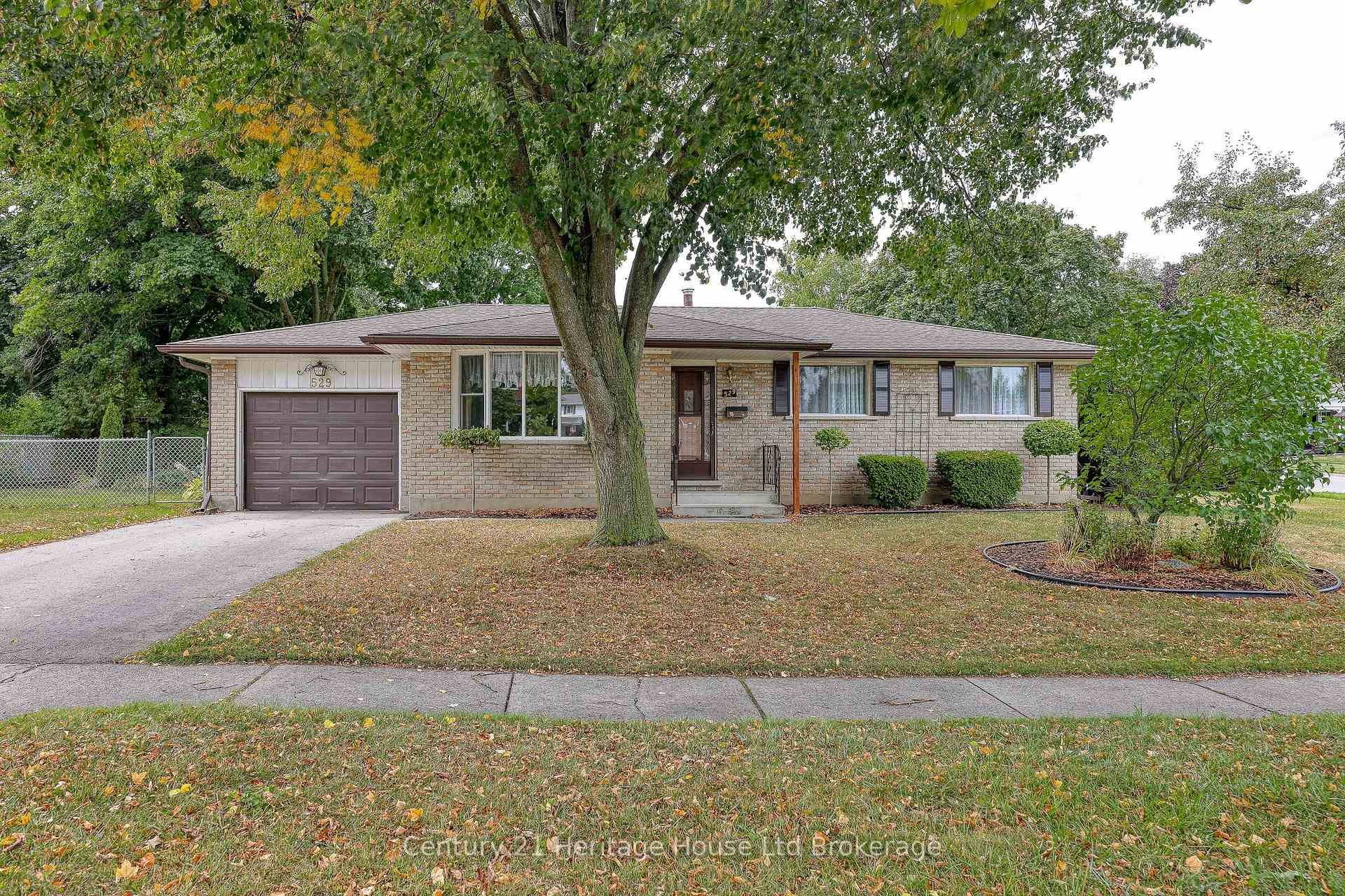 Dreaming of a bungalow with space, potential, and an unbeatable location near nature ?