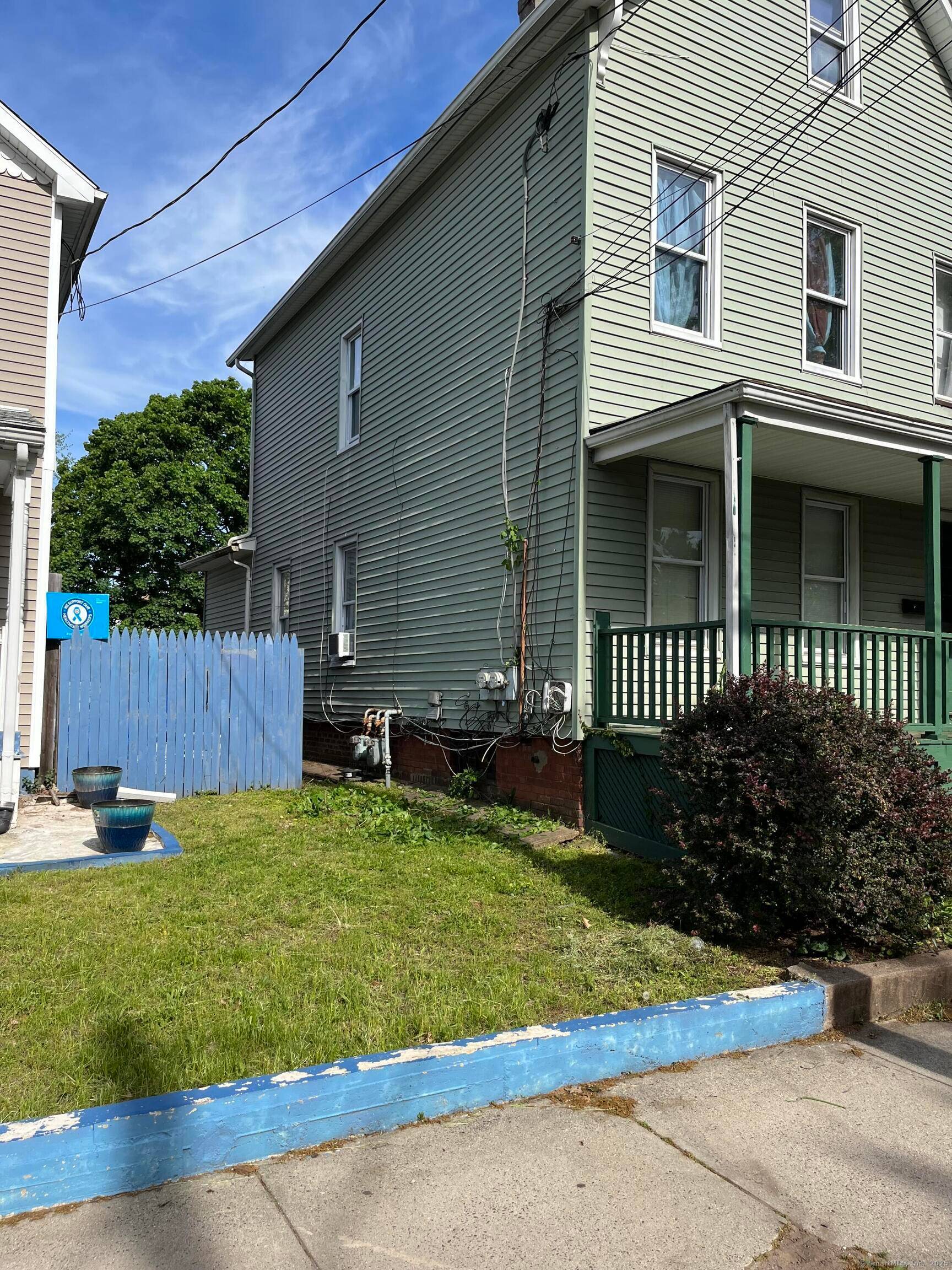 Cash cow 2 family with 7 bedrooms and 3 full bathrooms.
