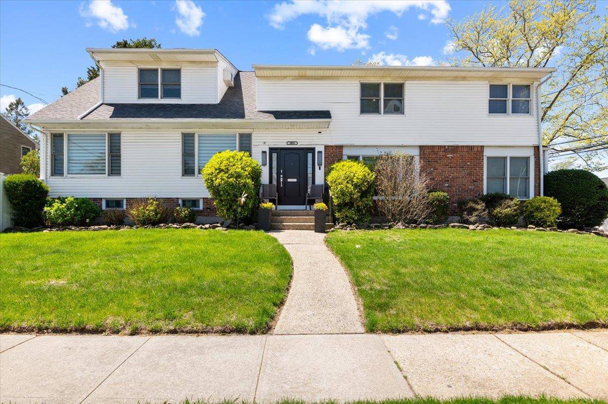 Welcome to 385 Forest Ave in Woodmere !