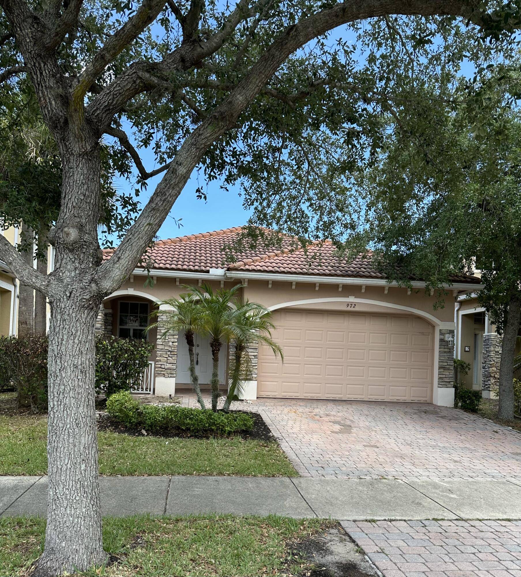 Located in the gated Vizcaya Falls community, 972 NW Leonardo Cir is a charming single story home offering 3 bedrooms and 2 bathrooms within 1, 628 sq ft of living ...