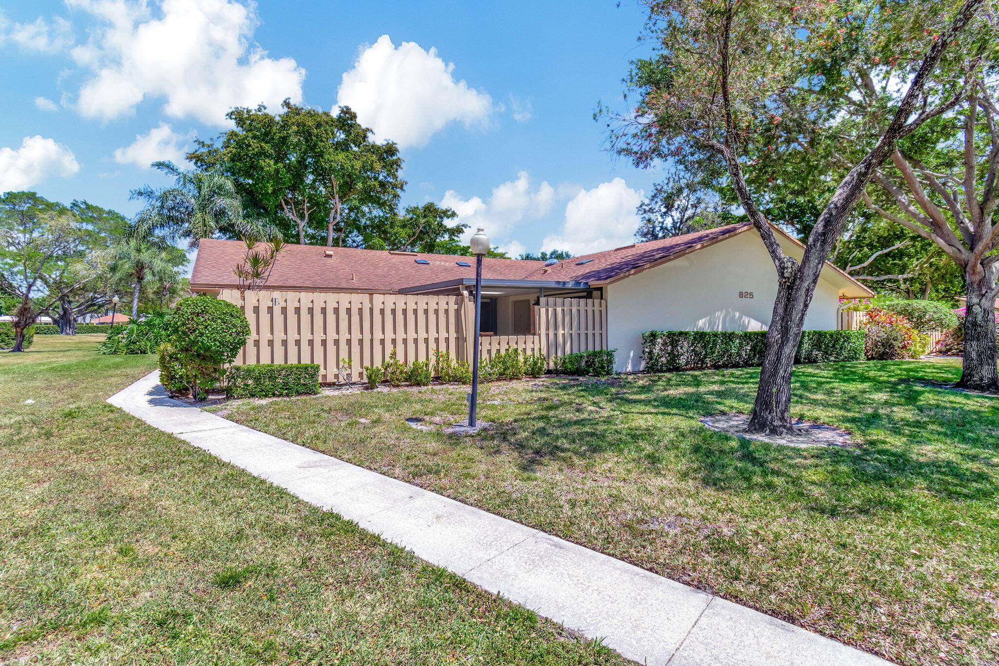 COZY, BRIGHT 1 LEVEL VILLA, RAINBERRTY BAY, ADULT 55 COMMUNITY.