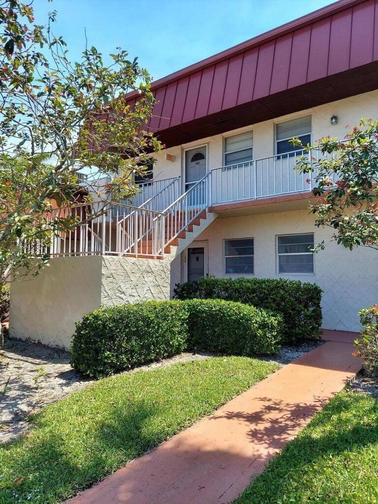 This charming second floor condo is situated in a beautiful 55 community in Royal Palm Beach.