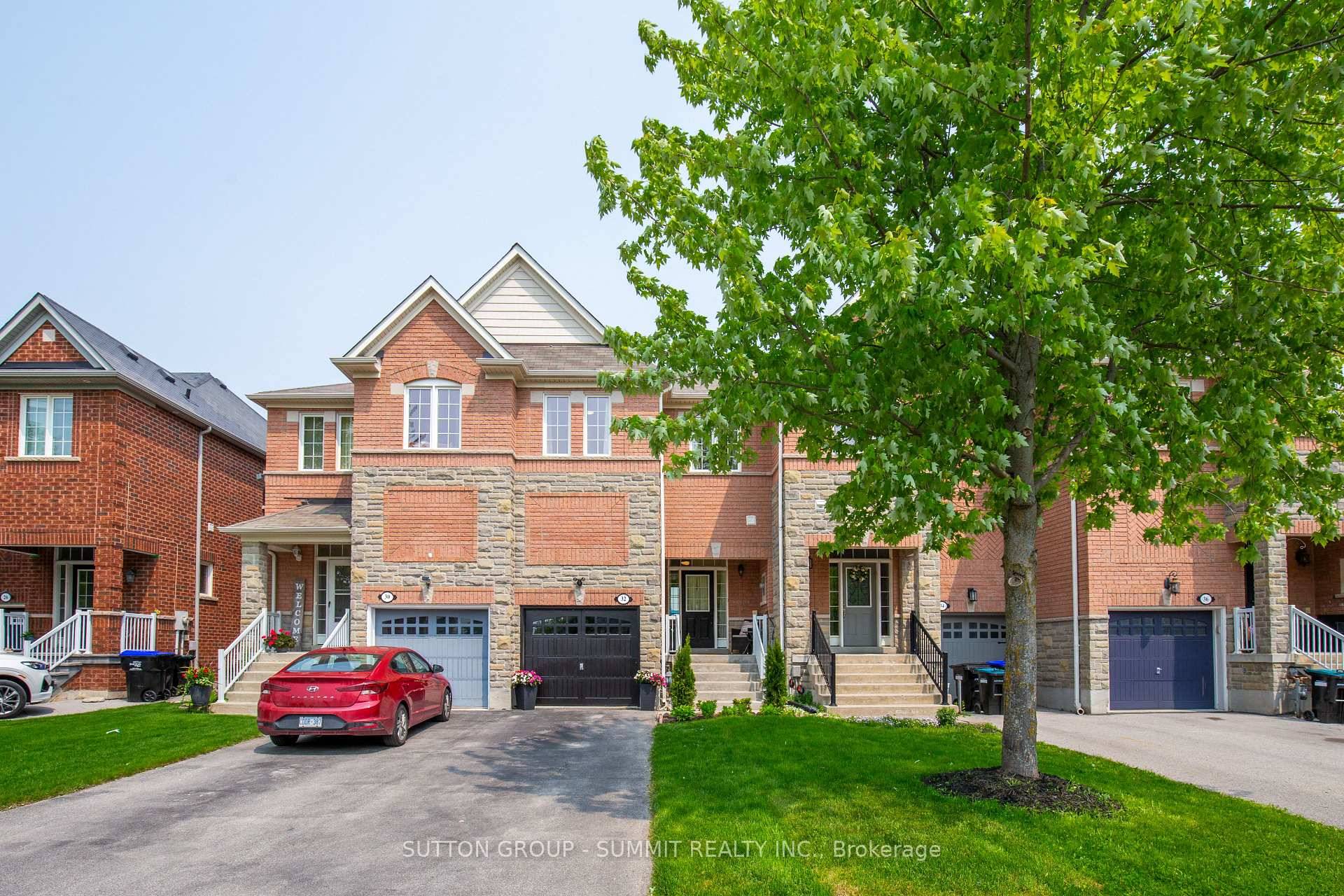 TURN KEY, FRESHLY PAINTED, ORIGINAL OWNER TOWNHOME ON RARE PREMIUM LOT !