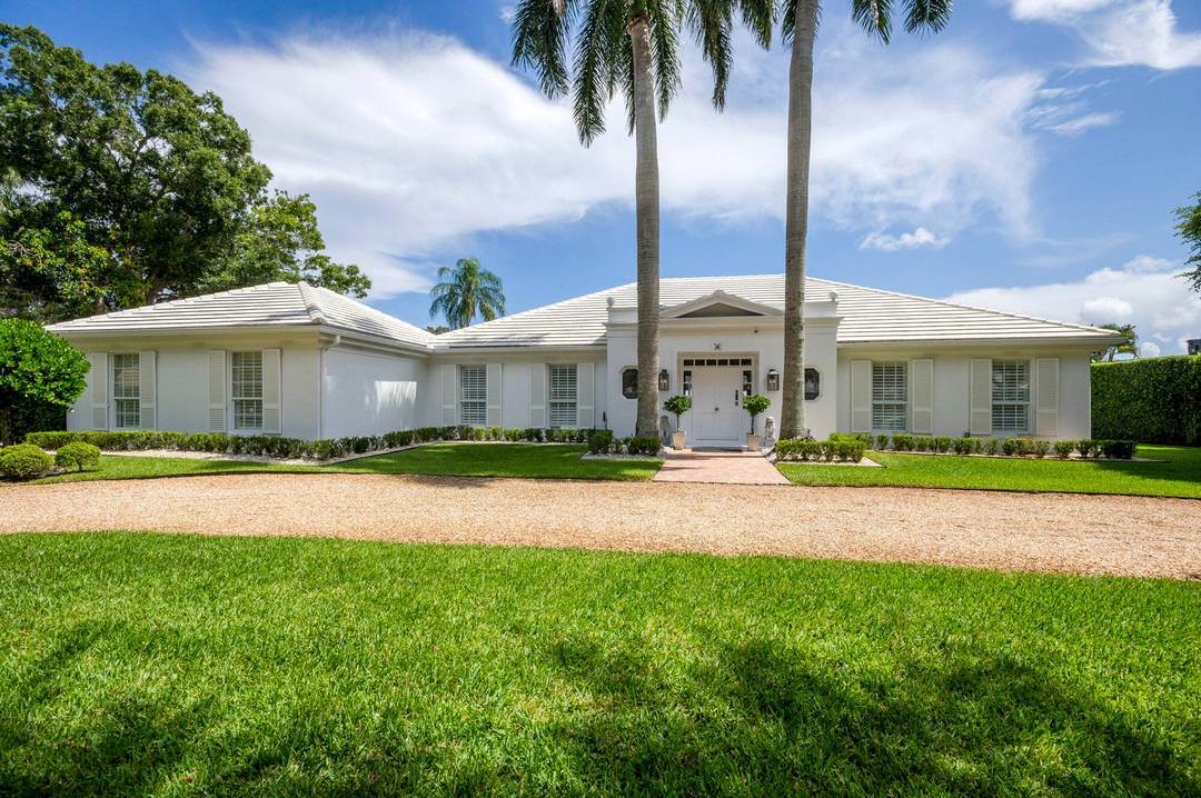 Welcome to your Palm Beach inspired oasis in the heart of Tequesta's Heritage Oaks !