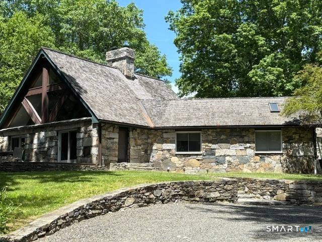 Escape to the peaceful charm of the countryside with this exceptional 4 bedroom, 2 full bathroom rental in the heart of Litchfield.
