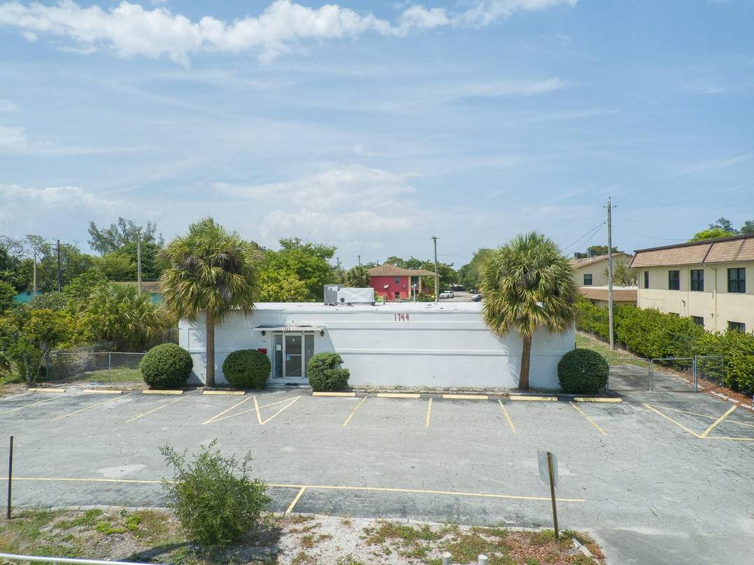 Take advantage of this exceptional opportunity to lease or purchase a versatile commercial property in the bustling heart of Lake Worth, FL.