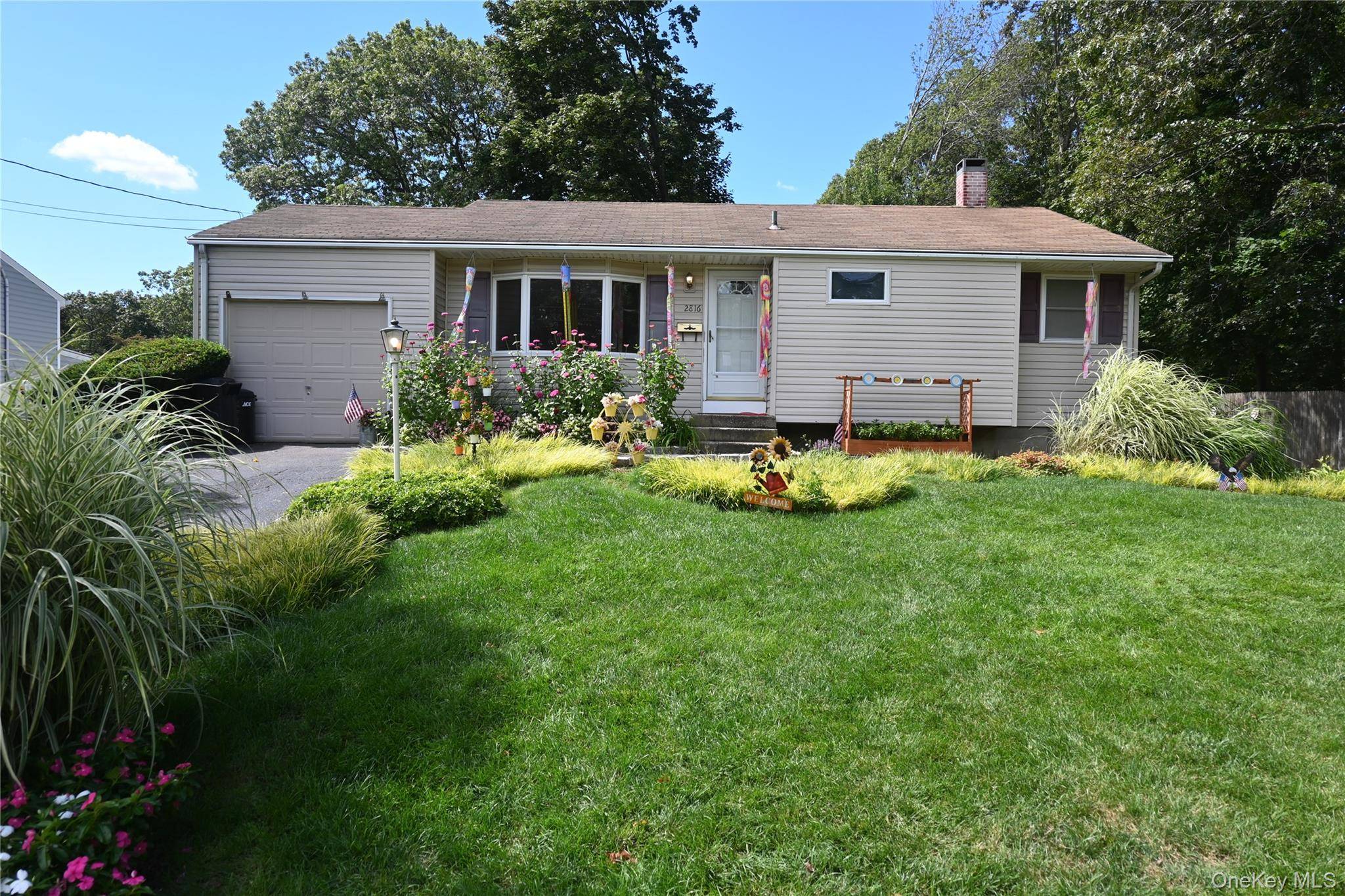 Great Starter Home featuring 3 Bedrooms, Living Room, Eat in Kitchen, Den, Full Bath and a Full Basement Plus a Garage.