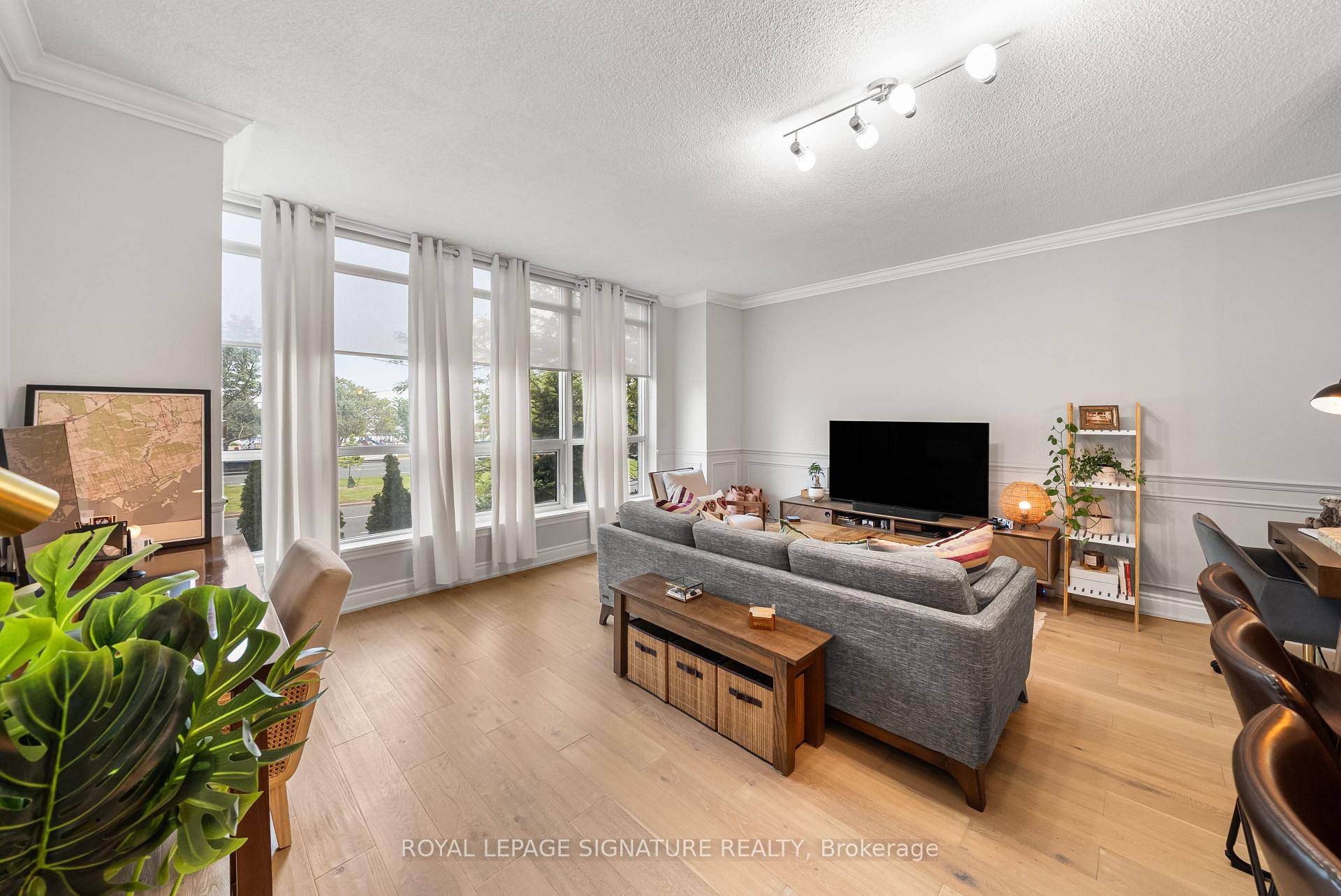Bienvenido And Enjoy Stunning Lakeview From Living Room And Bedroom !