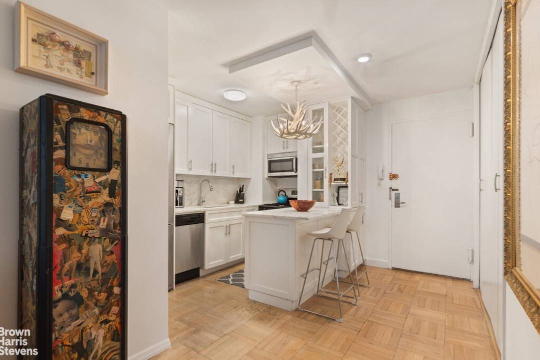 Turnkey Studio Dynamic Location Low Maintenance This is a turnkey opportunity to own a stylish, move in ready residence in one of Manhattan's most dynamic and desirable neighborhoods Perfectly positioned ...