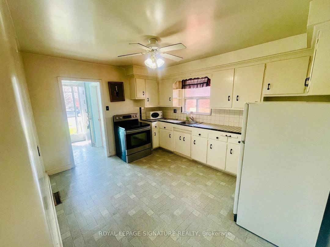 Bienvenido To Beautiful Detached House In Etobicoke With Separate Entrance Basement.