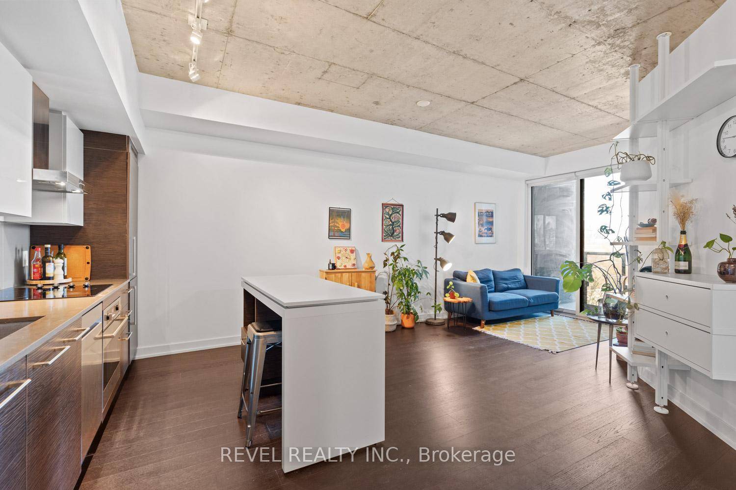 Come enjoy this fully furnished soft loft in the heart of Toronto's West End, with a panoramic unobstructed view of the city.