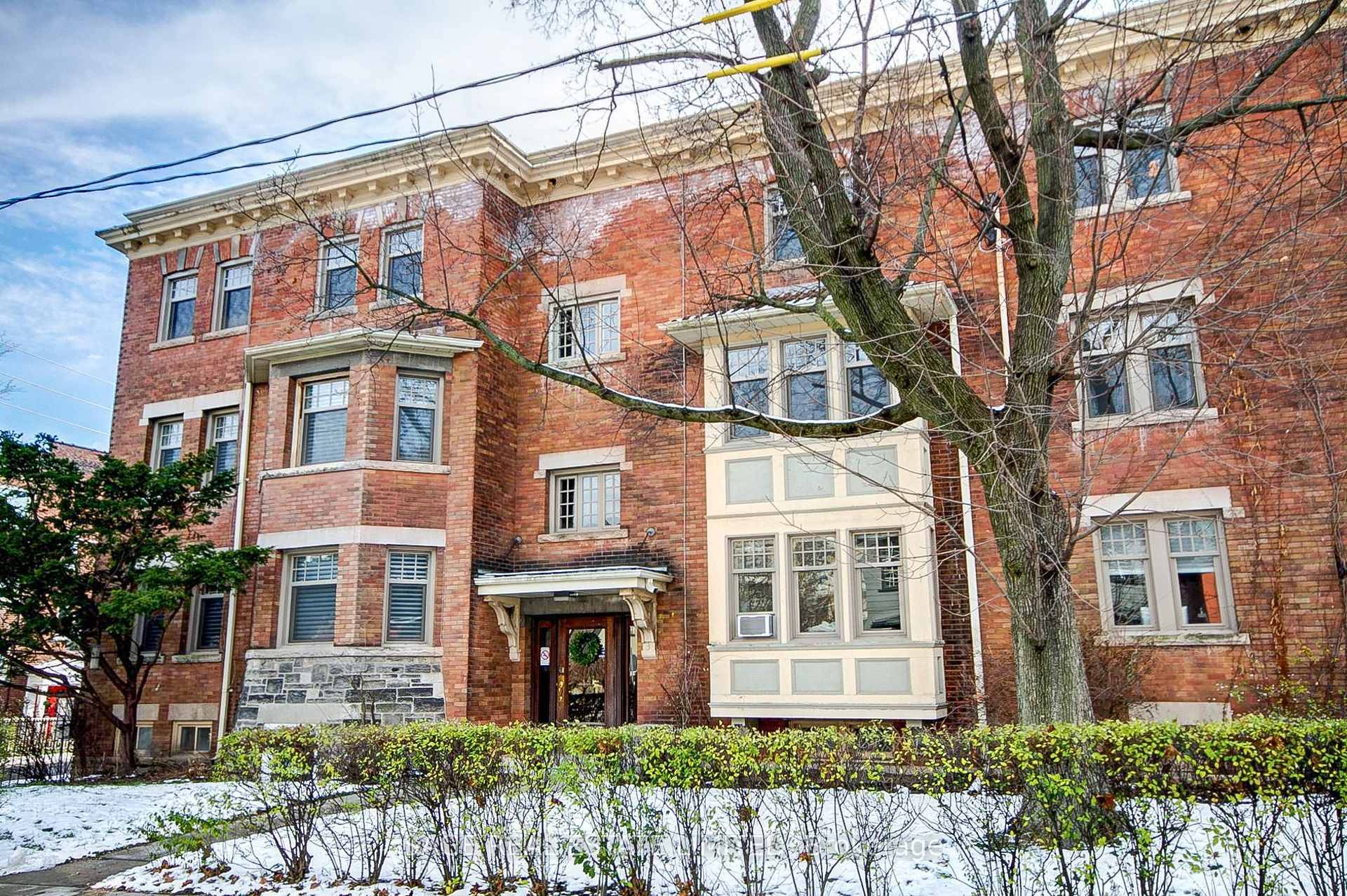 Charming 2 bedroom main floor suite in the heart of Deer Park !