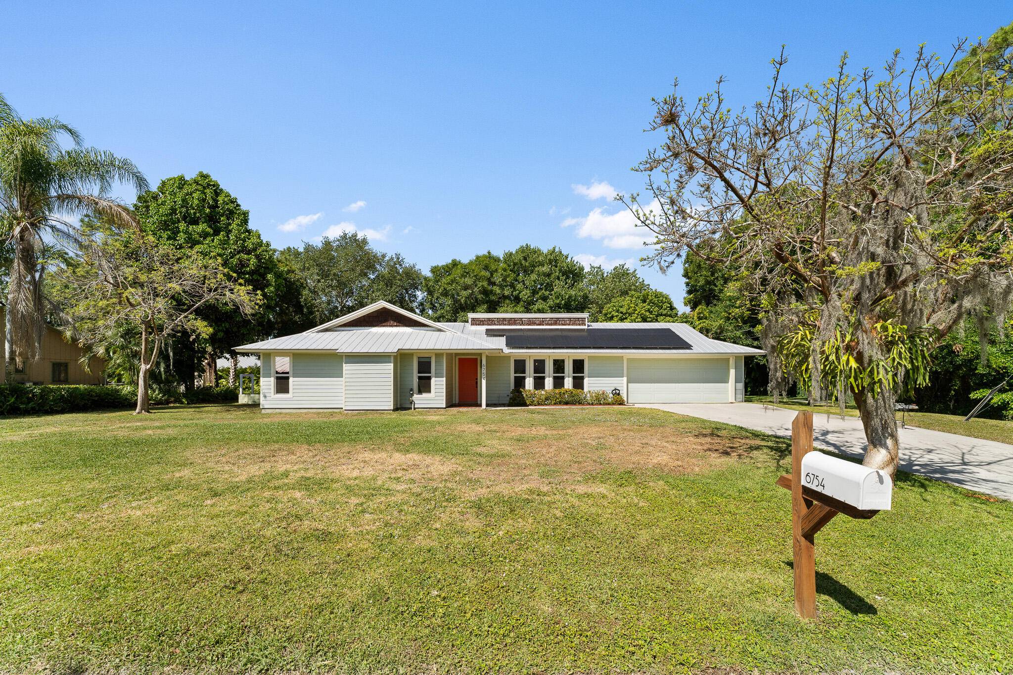 Beautifully upgraded home in the heart of Stuart !