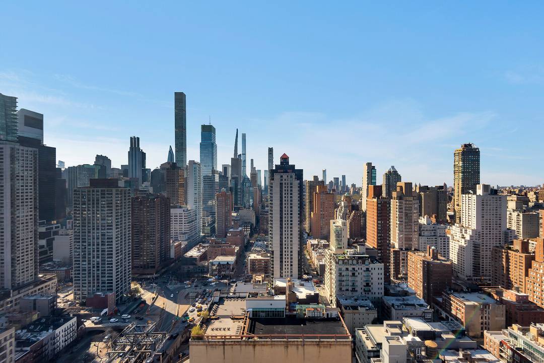 ICONIC LANDMARK VIEWS. SUN DRENCHED, FLEXIBLE LAYOUT.