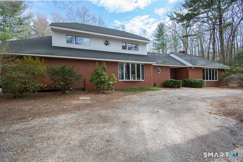 Nestled on a quiet cul de sac in Manchester's desirable Highland Park area, this spacious 3, 564 sq.