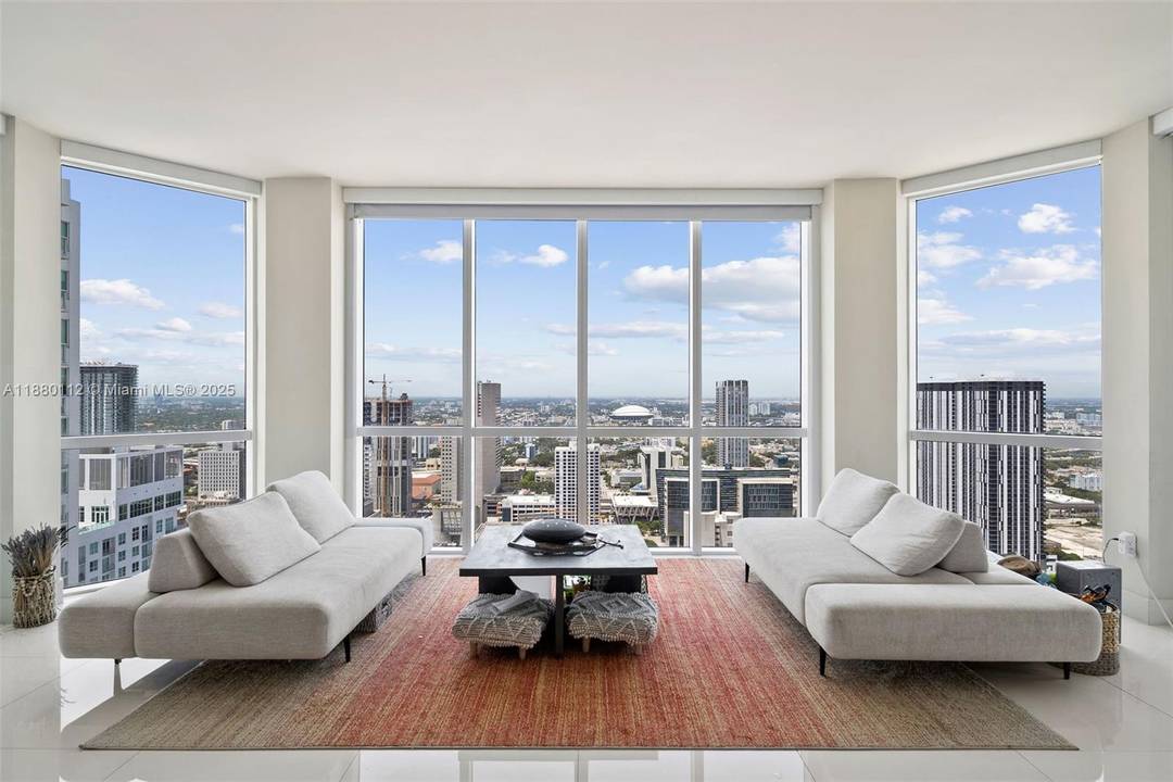 Luxury turnkey 3 3 condo in the heart of Downtown Miami.