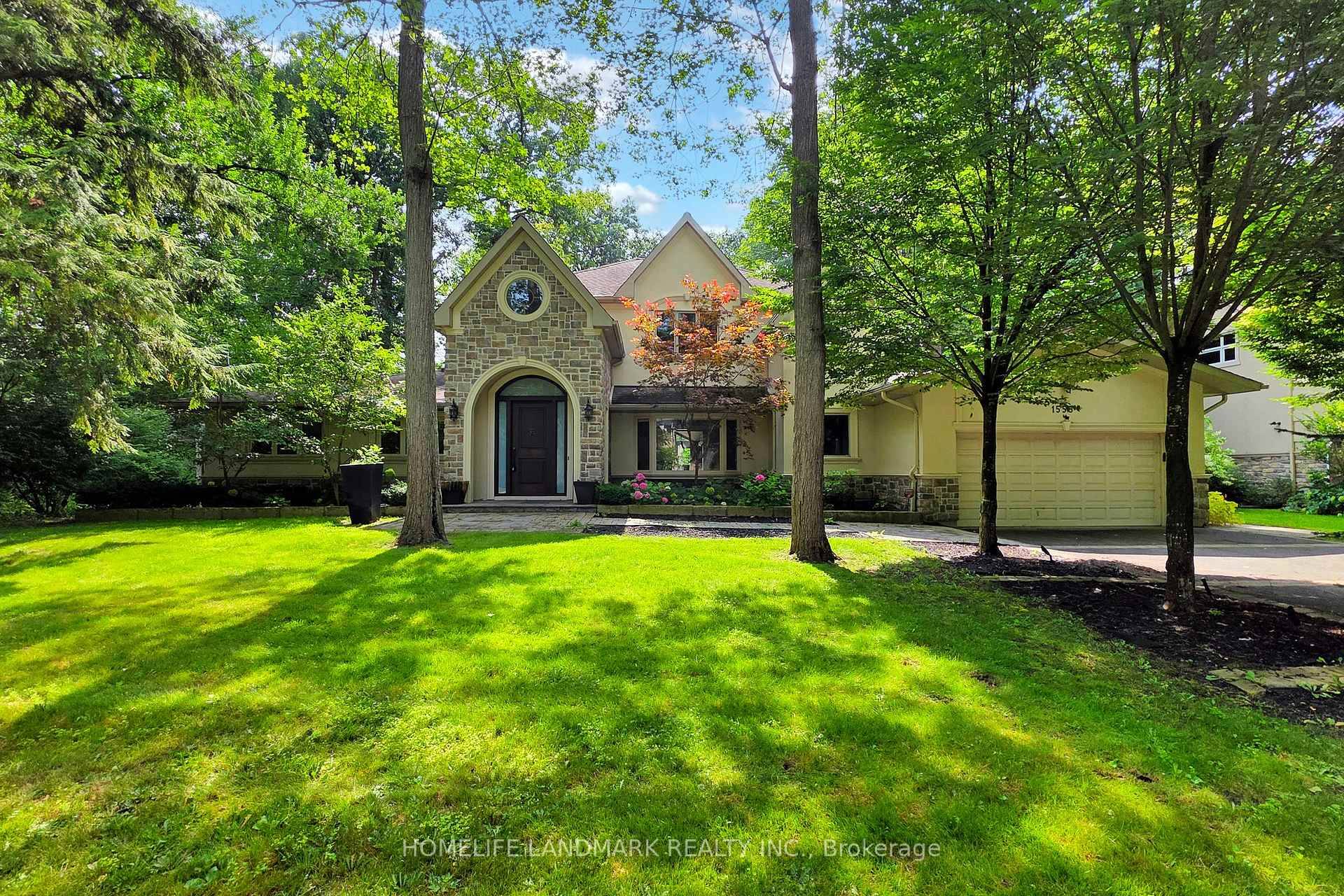 Big Lot In The Heart Of Lorne Park.