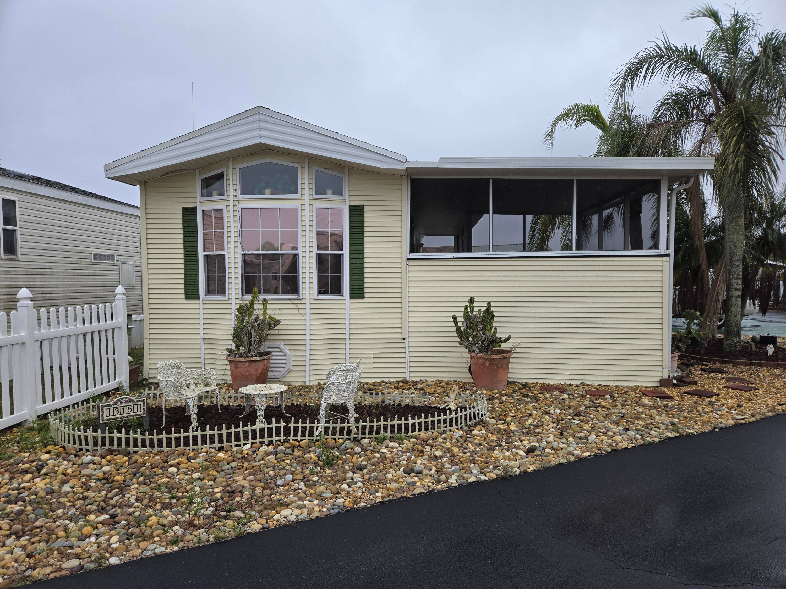 Big O RV Resort 55 Community Beautiful 2003 1 bdrm 1 ba Park Model with a 11 x 12 Screened Porch.