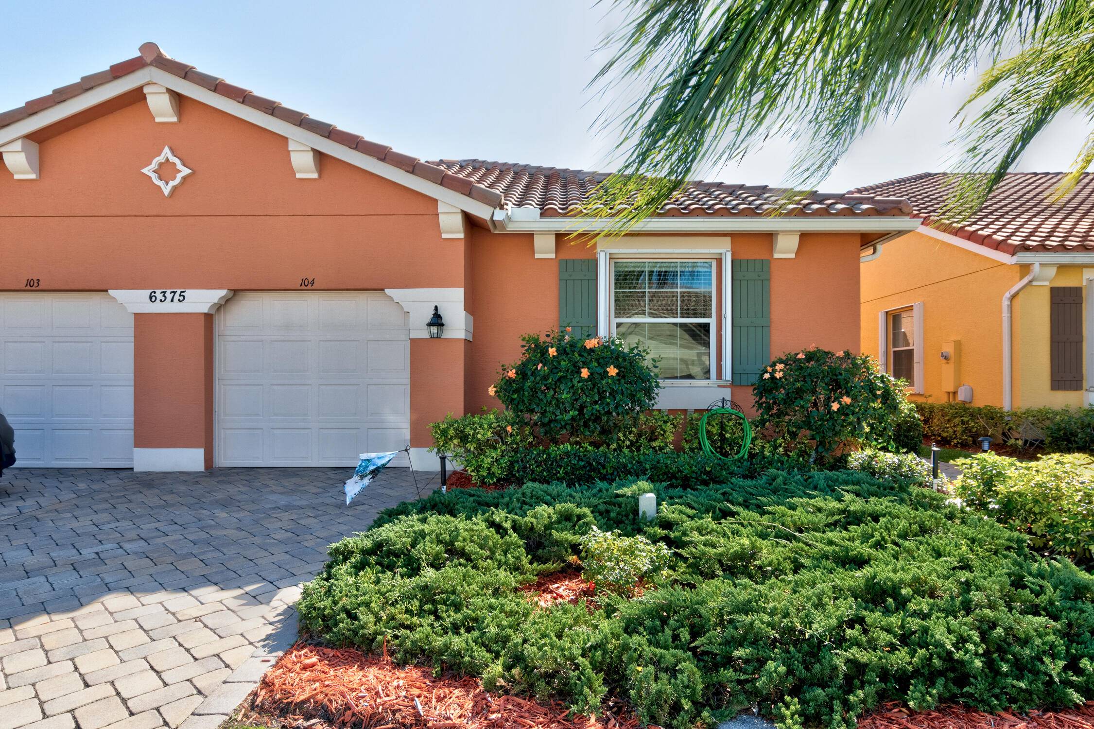 END UNIT VILLA. 3 2 1 with Impact Windows !