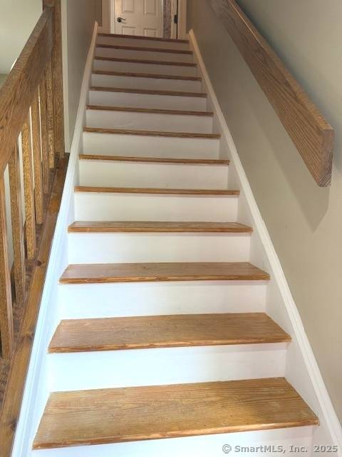 Sought after townhouse in Brookfield's High Meadow Condominium Complex.