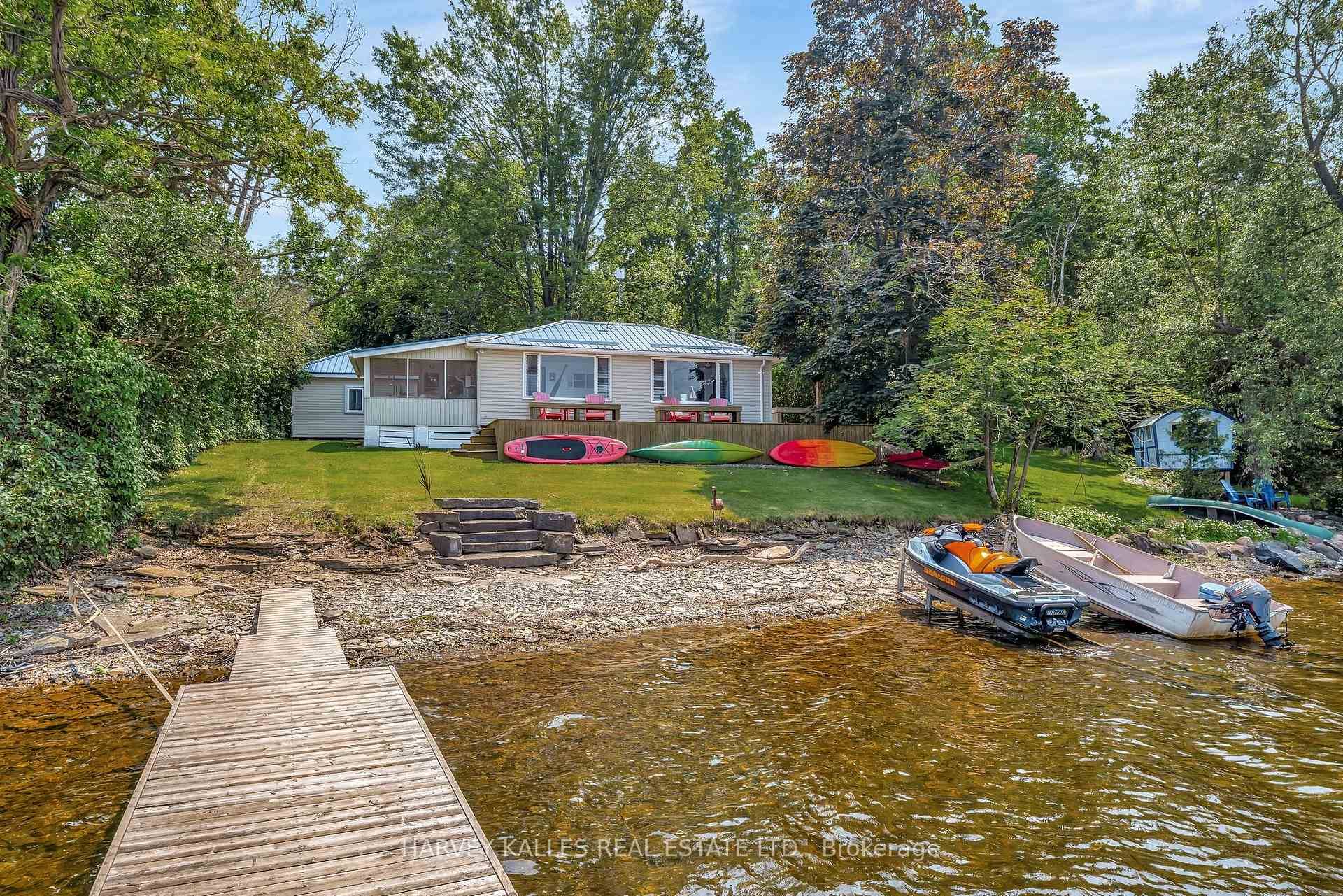 Relaxed lakeside cottage vibe !
