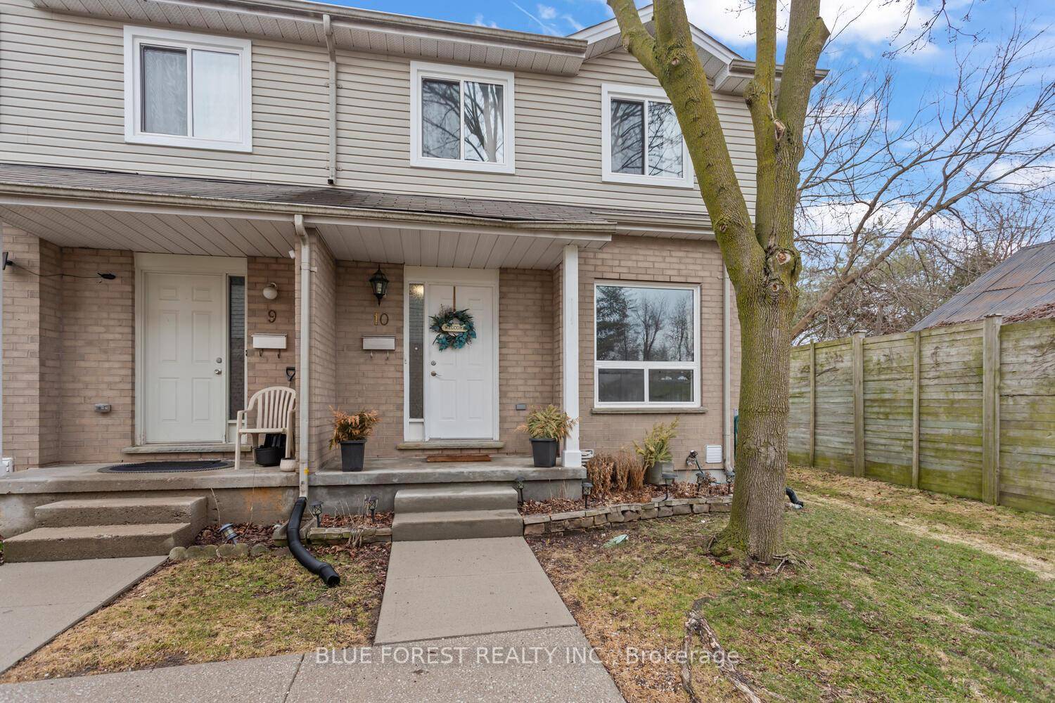Welcome to this charming 3 bedroom, 2 bathroom end unit townhouse with a convenient location and modern features, this property offers a wonderful opportunity for comfortable and convenient living.